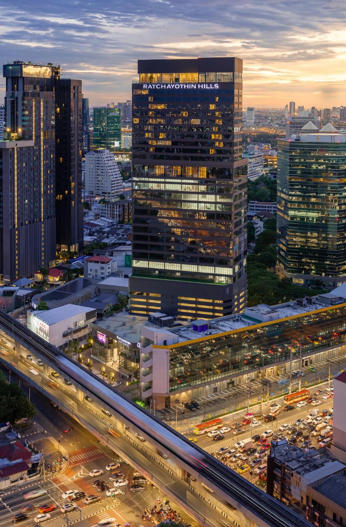 Khách sạn The Quarter Ratchayothin By Uhg Bangkok